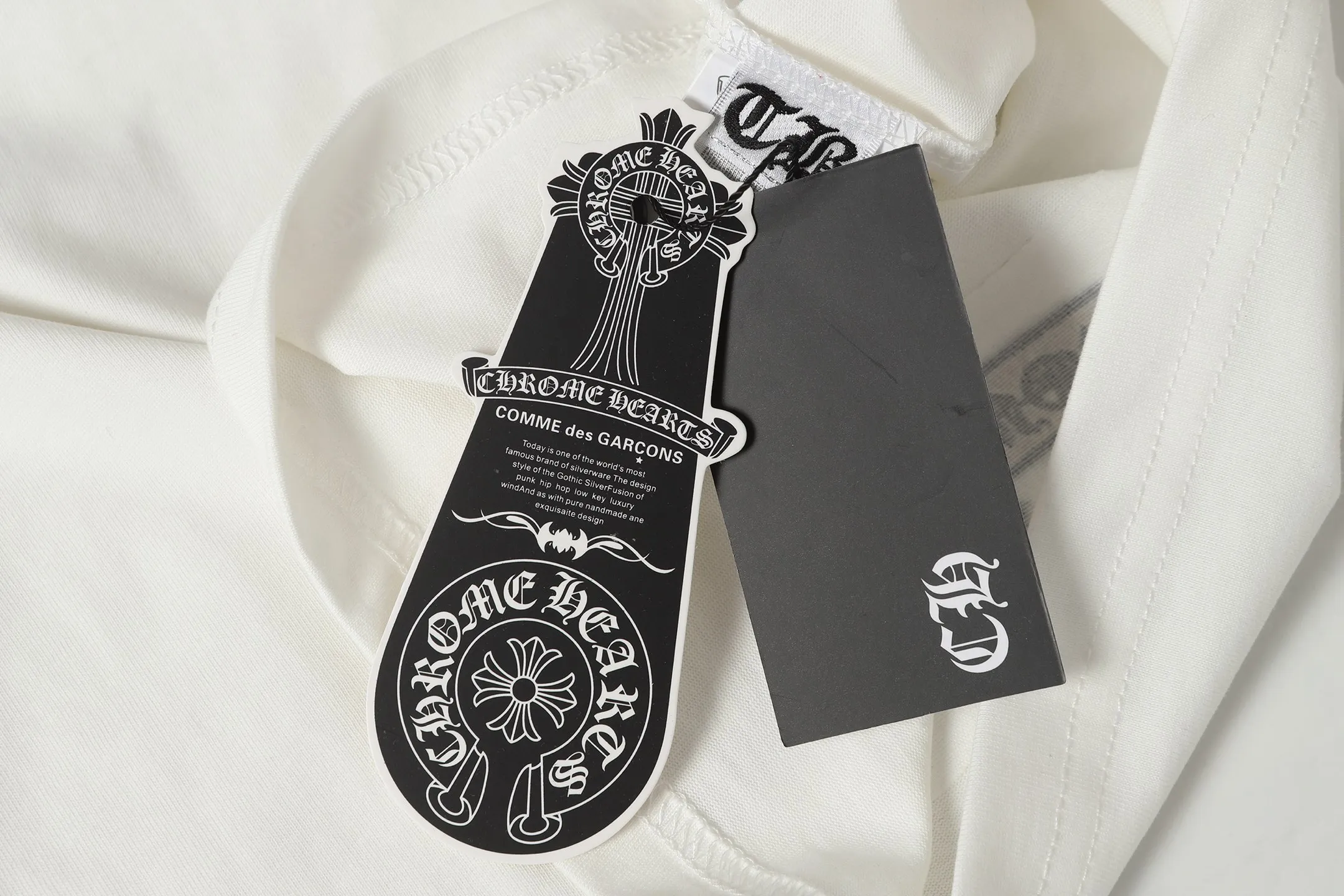 P180 Chrome Hearts CH Chrome Hearts Heavy Industry Horseshoe Sanskrit appliqué embroidered short-sleeved T-shirt Use imported Tajima machine embroidery Correctly configured Black 2025 Chrome Hearts nylon bag authentic packaging 260 grams of custom-dyed double-yarn cotton Large version Loose and stylish Differentiated from low version slim and long version The upper body pulls the hips 100% commitment: top quality Do not make fast food The highest version on the market Top quality - different from the ordinary versions in the market If you care about quality You must also respect the price. Absolutely zero after-sales service. The return rate so far is 0. It’s hard not to love the style. - 260g custom-dyed double yarn fabric. - Correct high-density main mark, washed tag, hand-sewn.